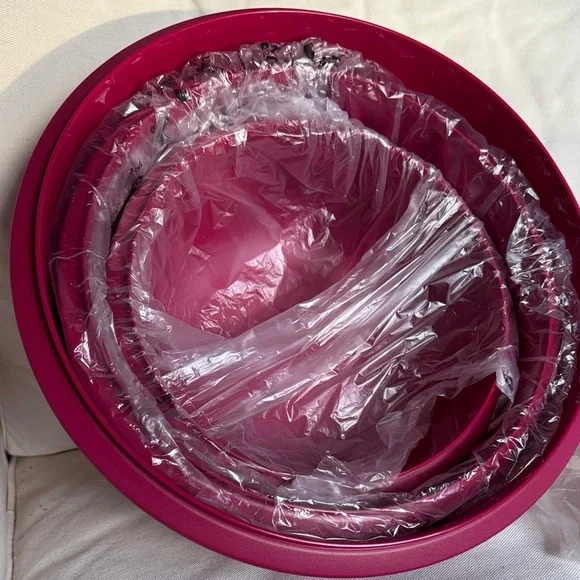 Tupperware 3 Bowl Set with White Lids With Splash Guard For Smallest One - Picture 2 of 11